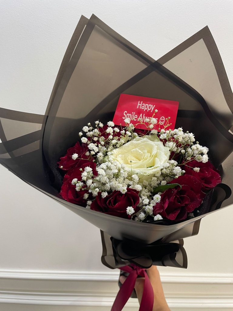 10 Roses with a free engraved Wooden card that lasts 10  وردات مع كارت محفور مخصص يدوم للابد مجانًا