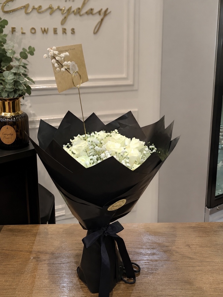 30 fresh roses, beautifully arranged with a handcrafted engraved envelope carrying your personal message—30  وردة طازجة بتنسيق أنيق، مع ظرف محفور يدويًا يحمل رسالتك الخاصة، ليصل بمشاعرك إلى قلب من تحب ويحوّل هديتك إلى ذكرى لا تُنسى.